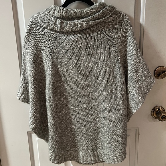Gray poncho - Picture 3 of 3